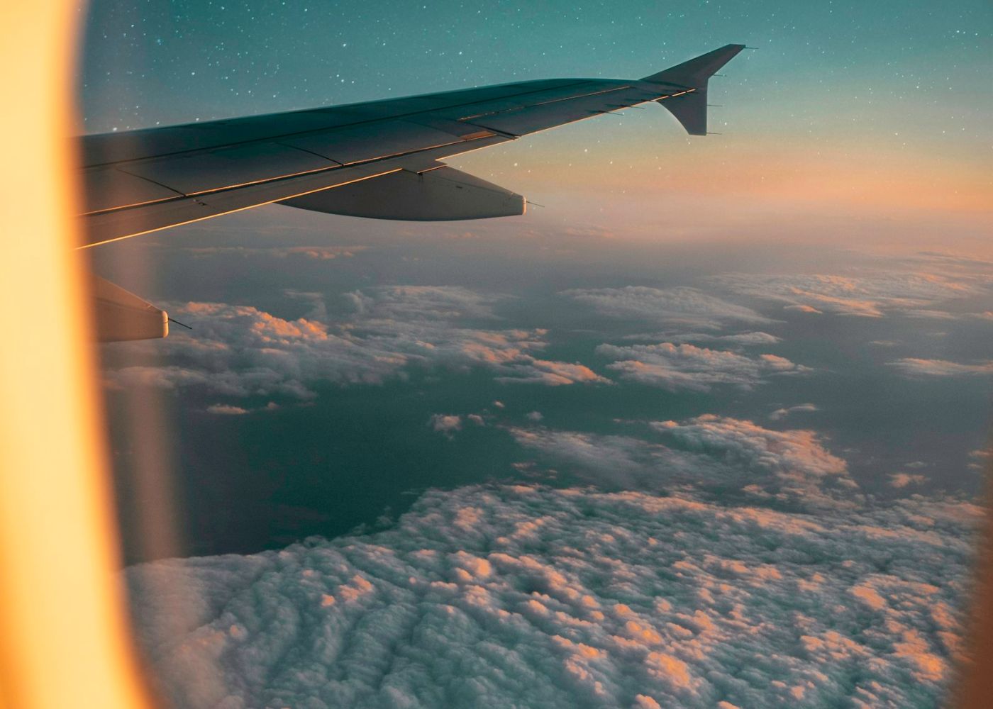 Vue sur les nuages depuis un hublot d’avion